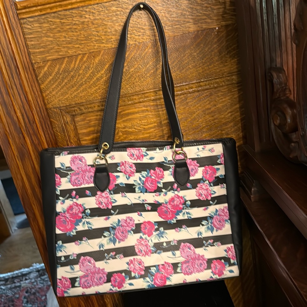 Sassy black & floral Betsey Johnson shoulder bag by Luv Betsey. Gently used. - Picture 4 of 11